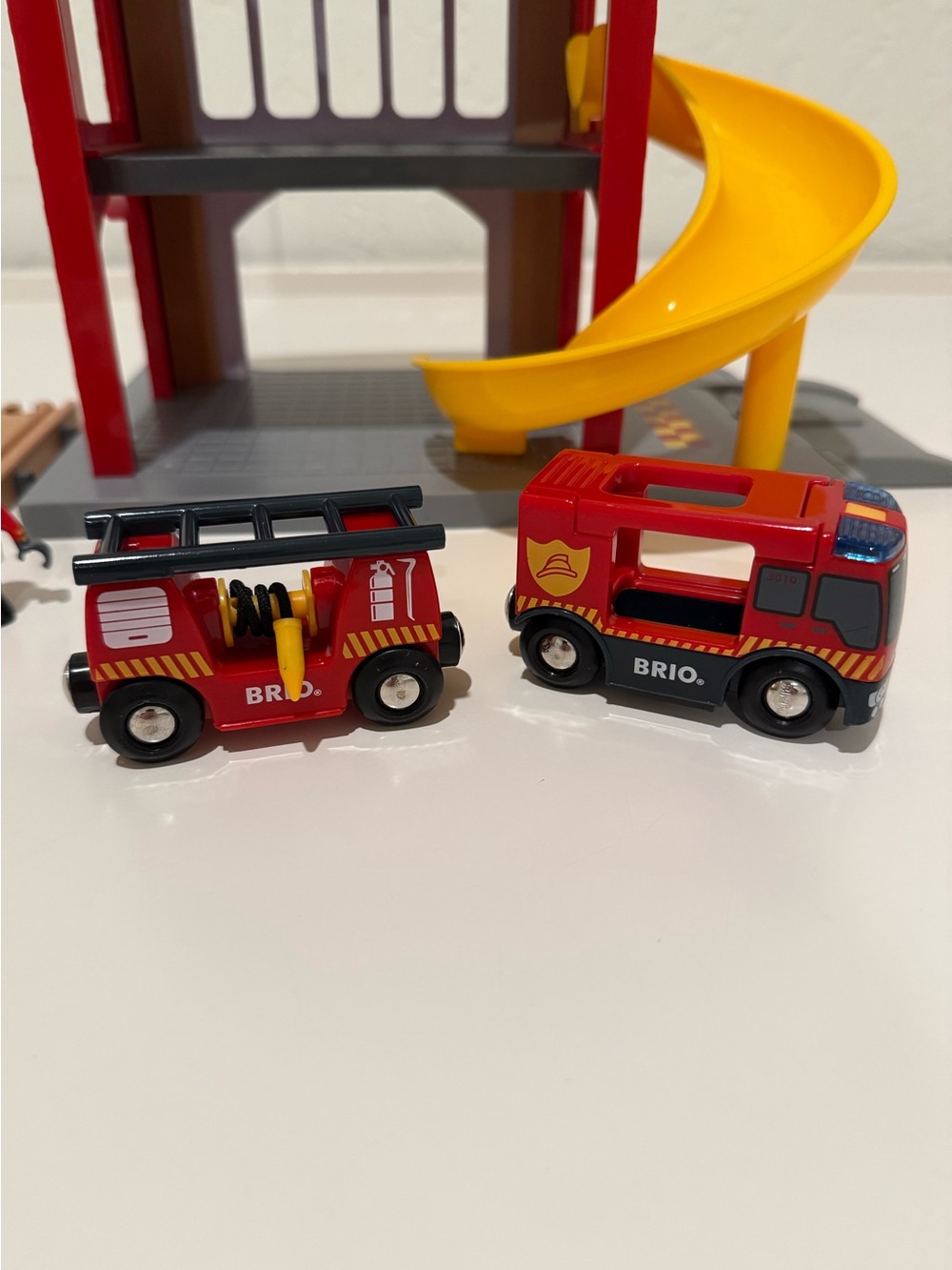 BRIO World - 33833 Fire Station Train Set Accessory - Picture 5 of 7